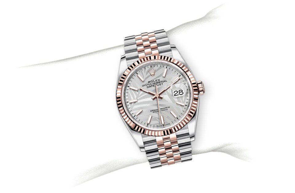 m126231-0031_modelpage_on_wrist_landscape.jpg