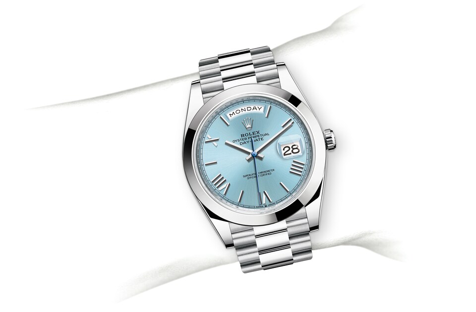 m228206-0044_modelpage_on_wrist_landscape.jpg