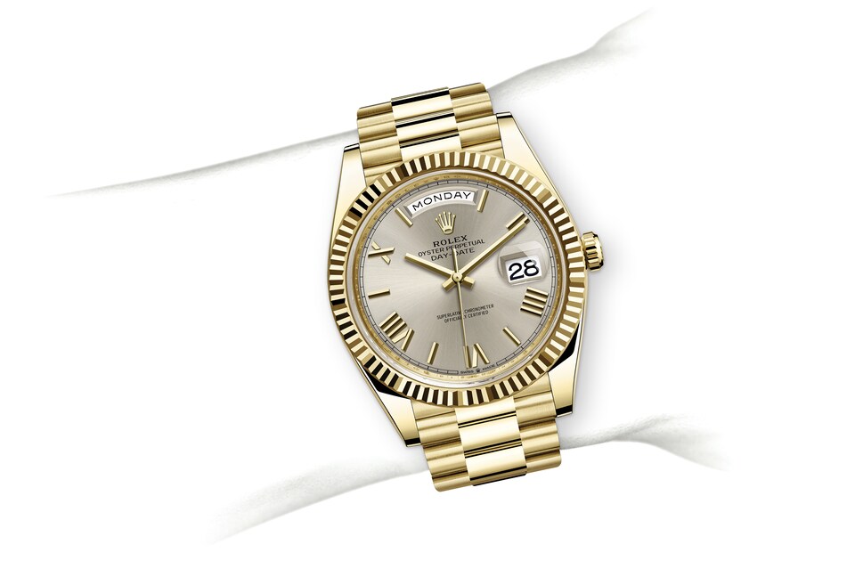 m228238-0002_modelpage_on_wrist_landscape.jpg